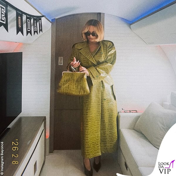Sul jet privato agghindato a tema sportivo ha sfoggiato un outfit luxury