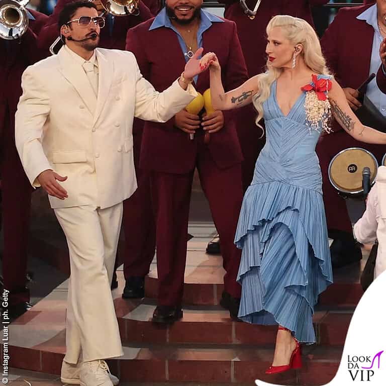 Lady Gaga balla con Bad Bunny al Super Bowl (abito Luar)