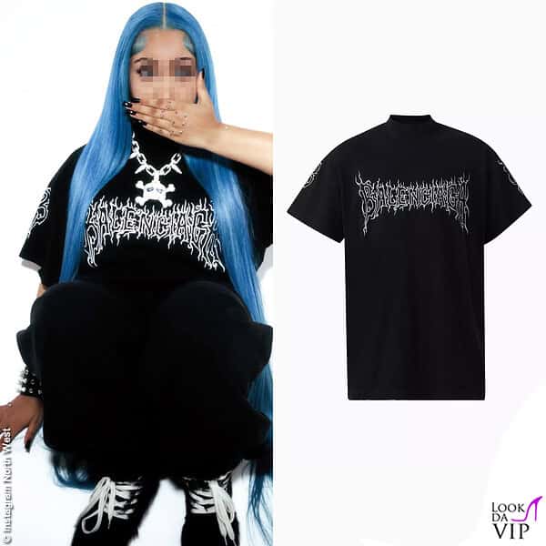 North West indossa una maglia Balenciaga, pantaloni e scarpe nere