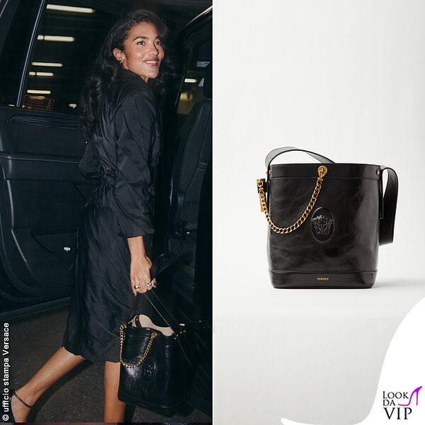Total black (con Pivot Versace) per Olivia Dean 