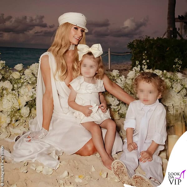 Paris Hilton con i piccoli Phoenix e London, in total white