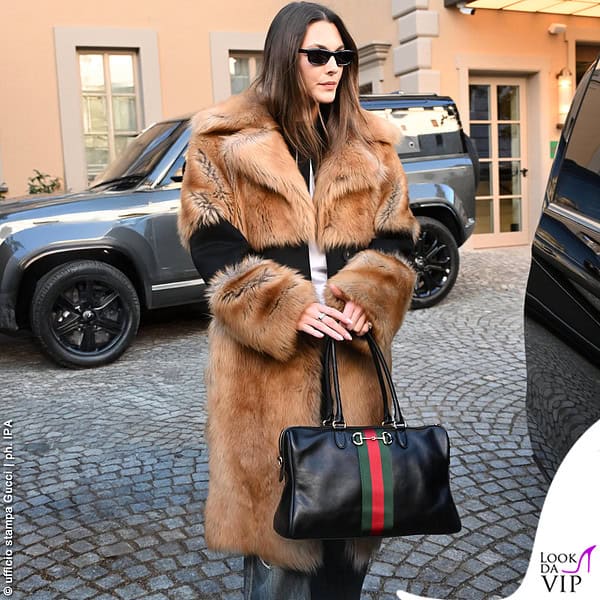 La modella paparazzata con una pelliccia Ferragamo e borsa Gucci