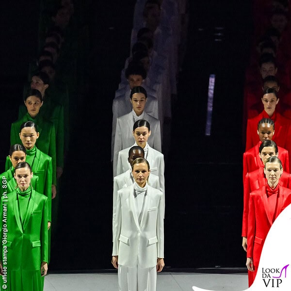 I tricolore ricreato con gli abiti Giorgio Armani delle modelle