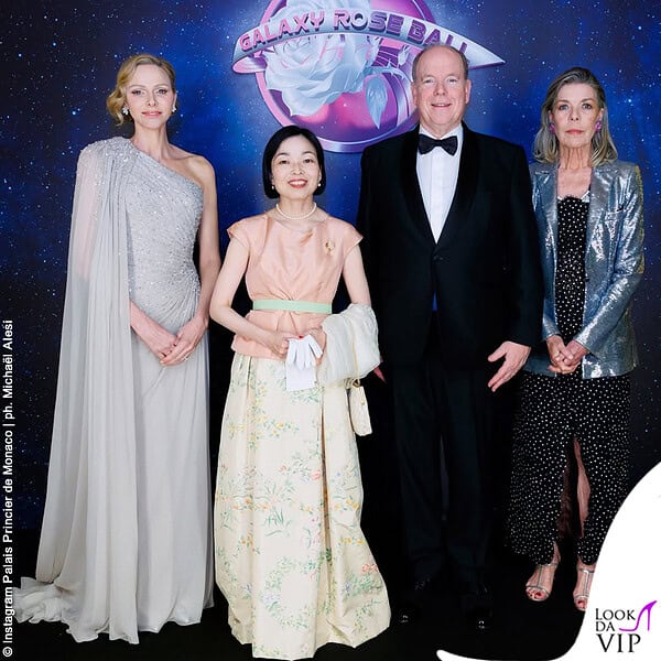 Charlene e Alberto di Monaco con la principessa Carolina e la principessa giapponese Akiko 