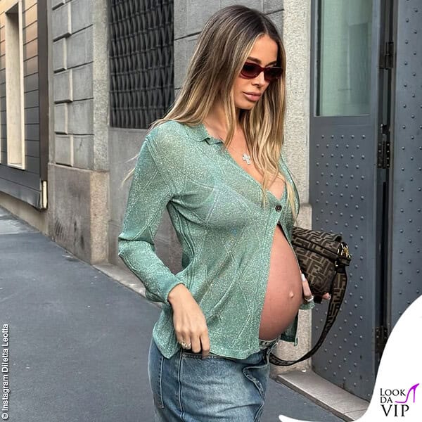 La Leotta a spasso per Milano mostra il pancione sotto al cardigan Ballantyne