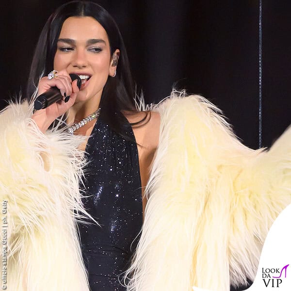 Dua Lipa fa la star ai Brit Awards 2026