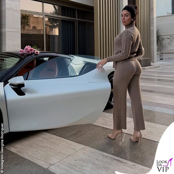 La Rodriguez sale in Ferrari con un outfit Falconeri