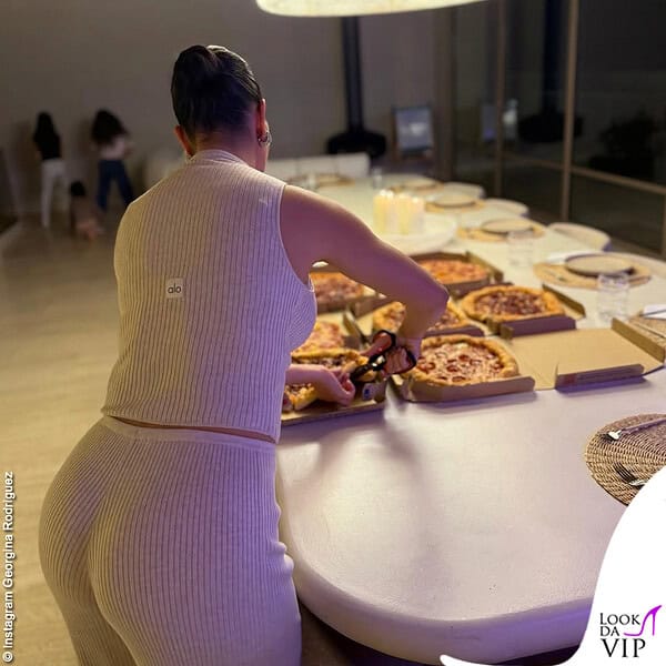 pizza delivery e outfit Alo 
