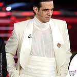Sanremo 2026 Achille Lauro outfit Dolce Gabbana spilla