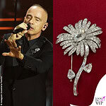 Sanremo 2026 Eros Ramazzotti outfit Giorgio Armani spilla Gioielleria Pennisi