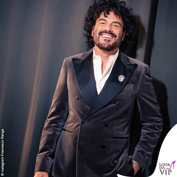Francesco Renga, outfit Canali, spilla Gioielleria Pennisi