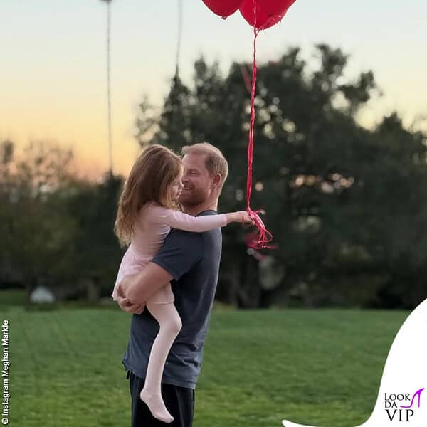 Gli stessi palloncini in mano a Lilibet, con Harry