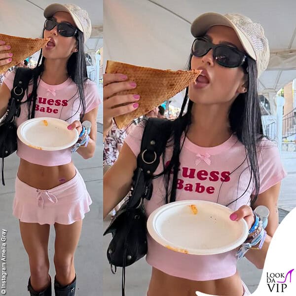 Amelia Gray indossa top Guess, minigonna e stivali