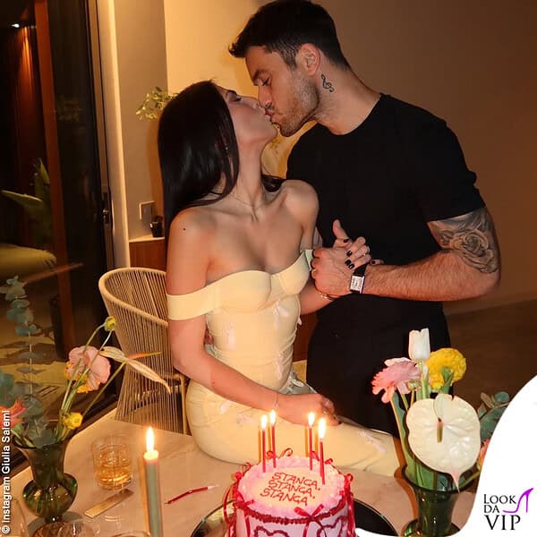 Il bacio tra Giulia Salemi e Pierpaolo Pretelli, un attimo prima di soffiare sulle candeline 