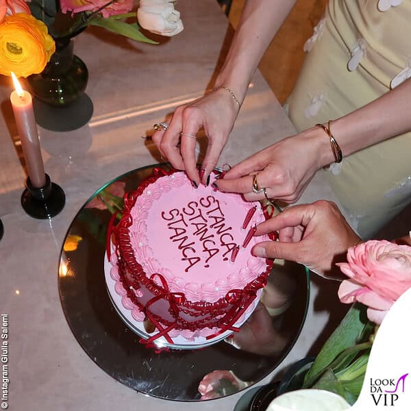 La torta di Giulia ironizza sulla stanchezza