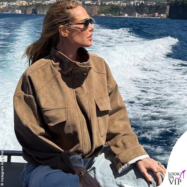 Ilary Blasi in barca a Capri indossa una giacca in suede e sfoggia bracciali Cartier