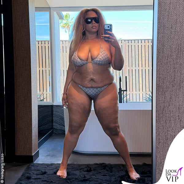 Lizzo sui social ha postato questo eloquente selfie allo specchio