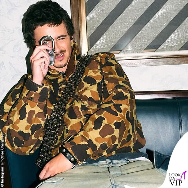 Timothée Chalamet in giacca mimetica