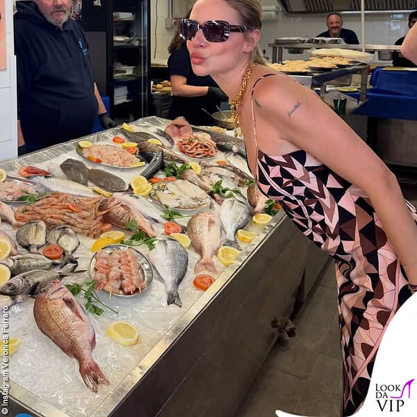Veronica Ferraro tra i banci del pesce di Siracusa