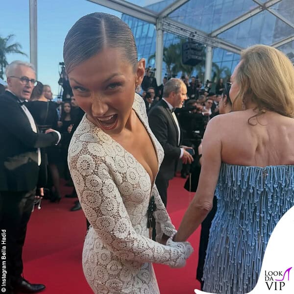 Scatto diverente sul red carpet, con l'abito Schiaparelli