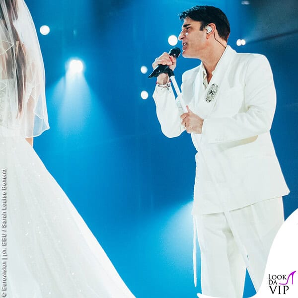 Il cantante ha messo in scena un matrimonio classico con accenti contemporanei