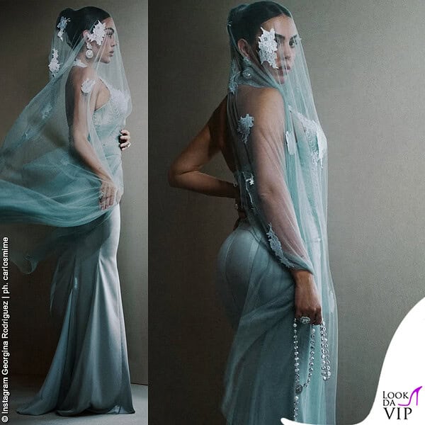Un outfit di ispirazione sacra che non nasconde punti di sensualità