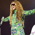 Shakira concerto Rio Copacabana 1 look Etro fly suit seta stampa tropical Paisley