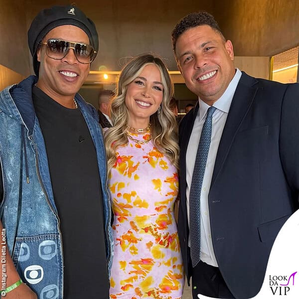 foto ricordo con i campioni dello sport per la conduttrice: eccola con Ronaldinho e Ronaldo 