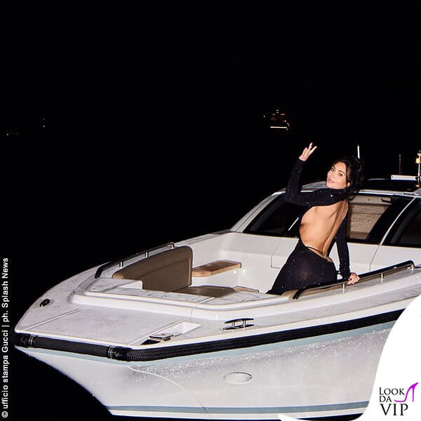 La Kardashian ancora in barca con un look ipersexy