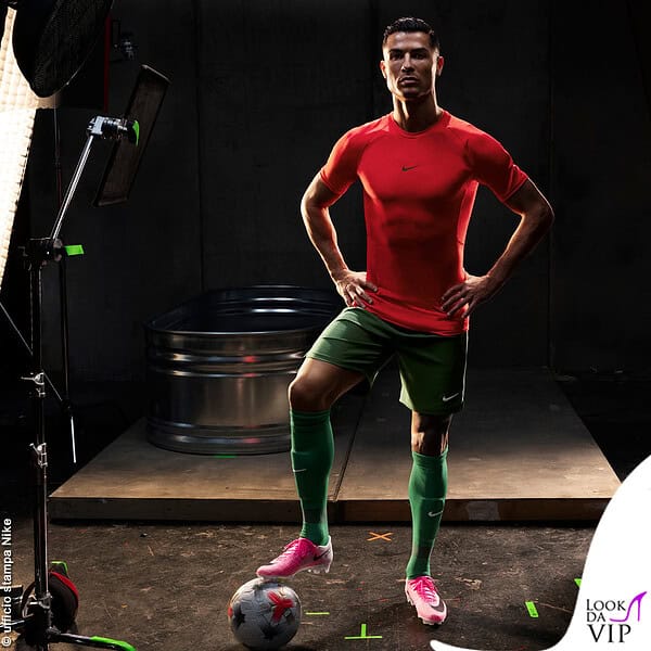 Ronaldo in posa con le sue scarpe Nike rosa 