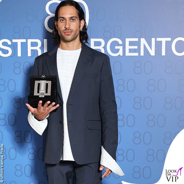 Mahmood ai Nastri D'Argento con un outfit Prada