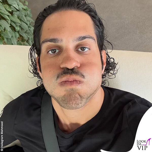 Un primo piano del cantante