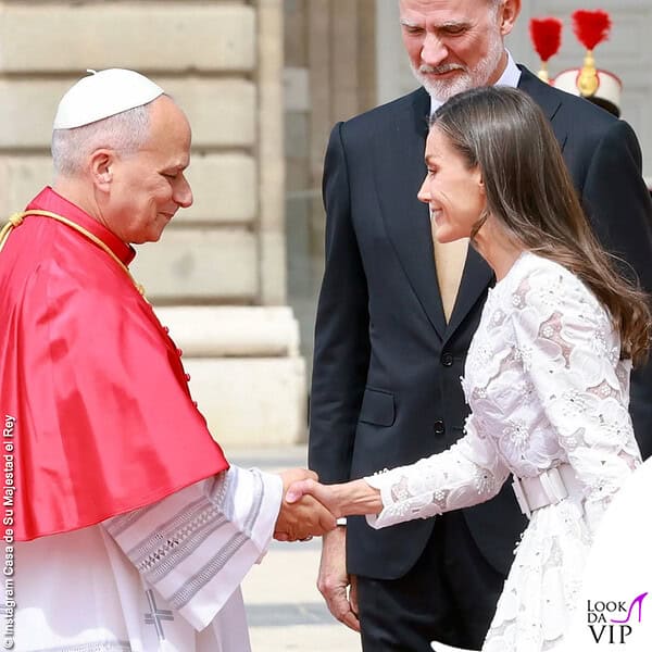 La regina Letizia esercita il privilegio del bianco