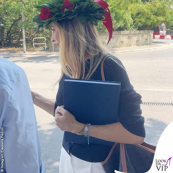 La dottoressa con la tesi tra le mani