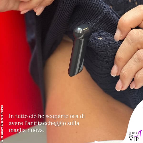 L'antitaccheggio sotto al cardigan che ha mostrato ai follower