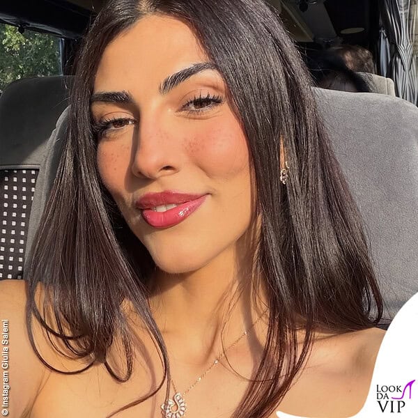 Giulia Salemi sull'autobus che ha portato gli invitati alla location