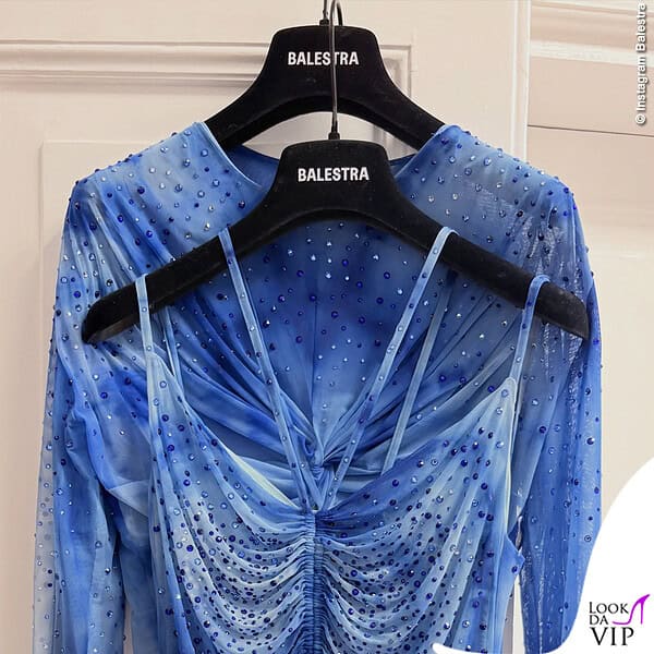 Il look si compone di due pezzi