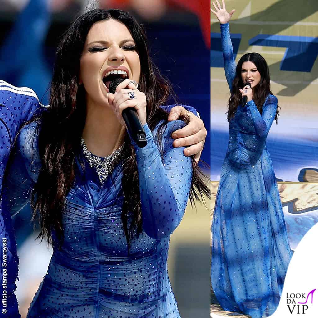 Laura Pausini look Mondiali vestito blu blu Balestra Aura Aquazzura x Swarovski Gioielli del Sole