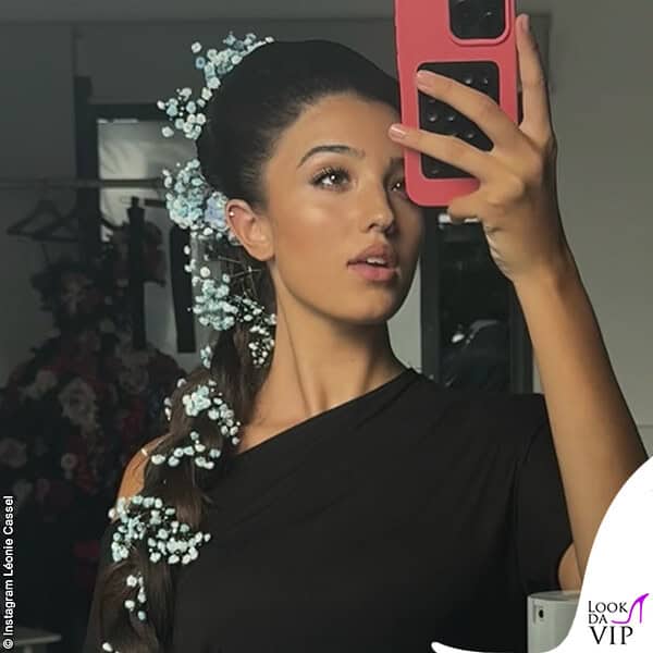 Selfie in camerino per mostrare l'acconciatura