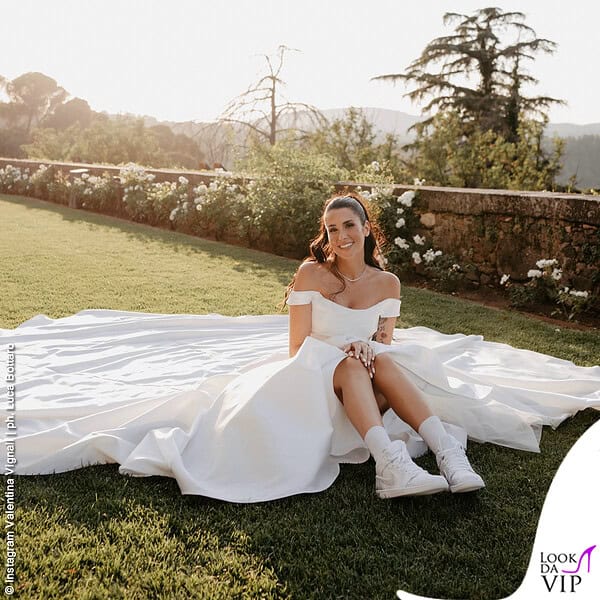 La sposa ha stupito tutti con le Jordan personalizzate sotto l'abito bianco