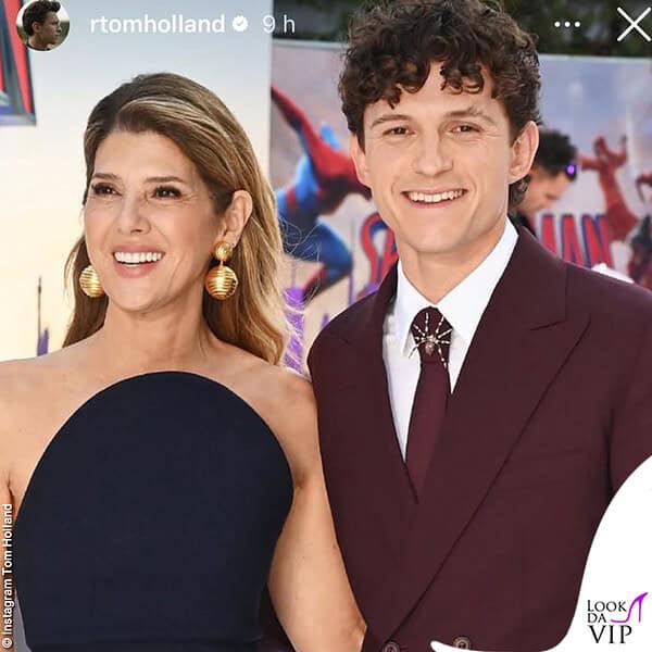 Tom Holland con un ragno sulla cravatta