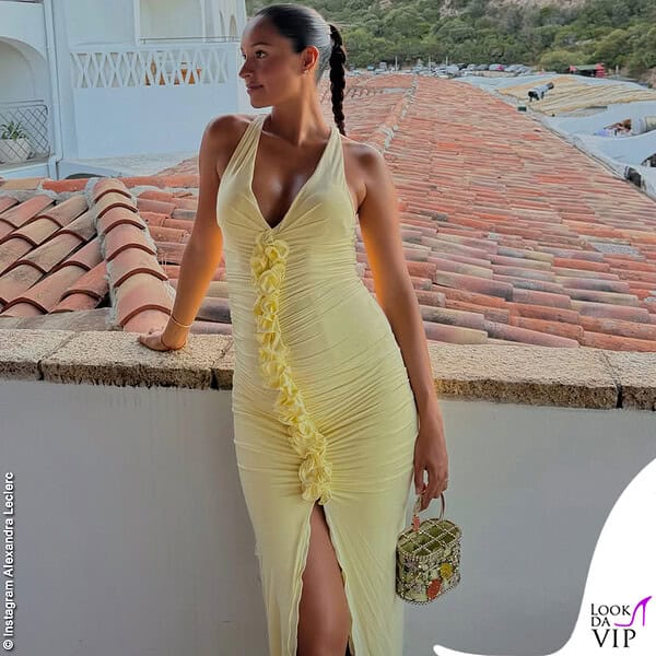 Giallo tenue addosso e limoni sulla borsetta