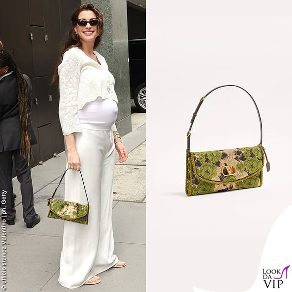 Anne Hathaway in total white e borsa Valentino Devain 