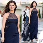Anne Hathaway in Prada blu
