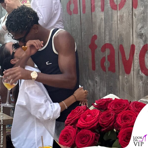 Un tenero bacio tra il campione della Sagna e la sua fidanzata