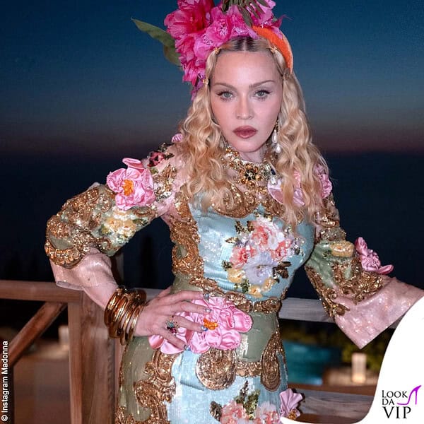 Tema floreale con rimandi barocchi: un look da dea del Mediterraneo