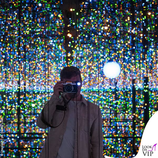 Un visitatore in una delle Infinity Mirror Rooms