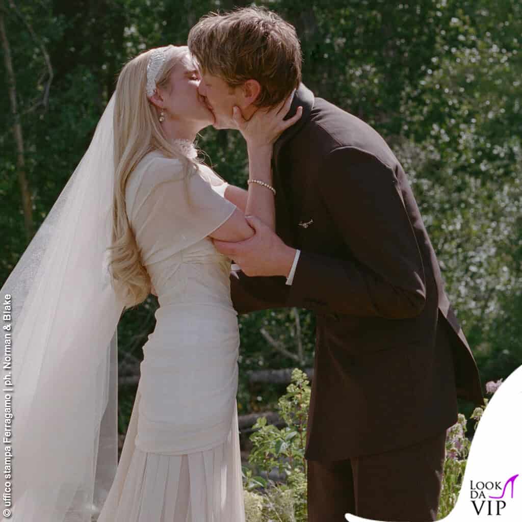 matrimonio Emma Roberts John Cody abito da sposa Monique Lhuillier sposo Ferragamo