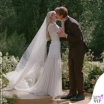 matrimonio Emma Roberts John Cody abito da sposa Monique Lhuillier sposo Ferragamo