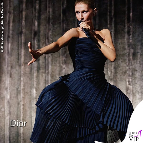 Celine Dion ha aperto il concerto di Parigi con un look Dior